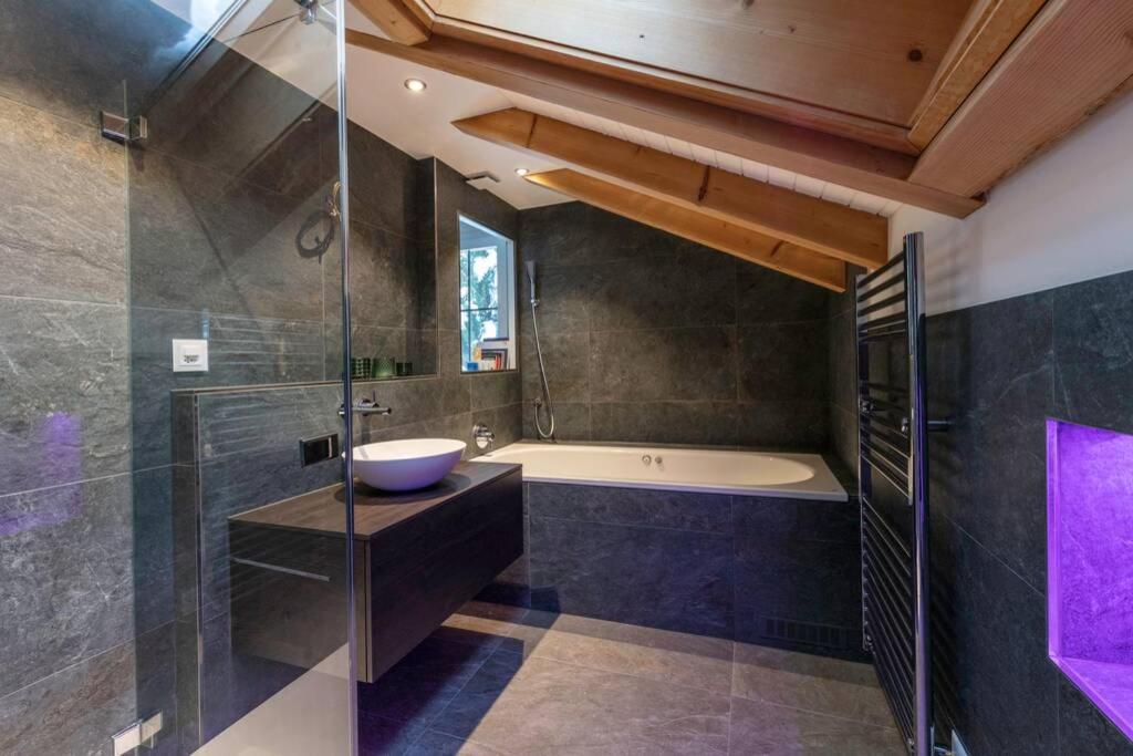 Exklusives Chalet Mit Traumhafter See- Und Bergsicht Seelisberg Esterno foto